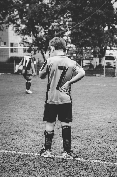 BAMBINO TRISTE CALCIO