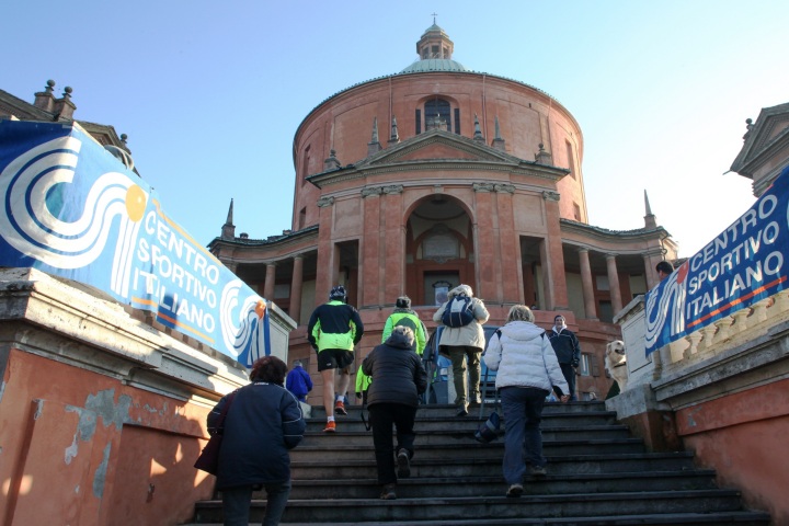 Camminata di San Luca in duemila su e gi dai portici1